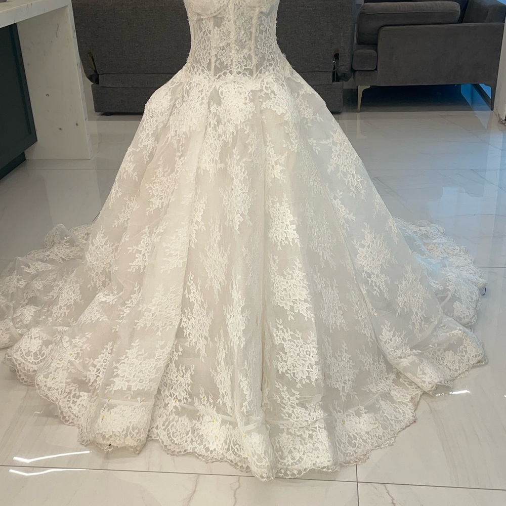 Monique Lhuillier Alexandra White Lace Wedding Dress - Picture 13 of 16